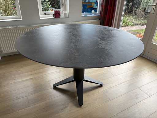 Carve Bert Plantagie dining table round 140 cm