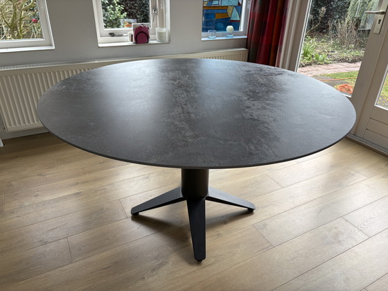 Image 1 of Carve Bert Plantagie dining table round 140 cm