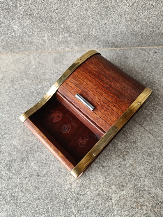 Image 1 of Vintage houten sigarettendoos / sigarettendispenser van hout en messing, Italië jaren 60.