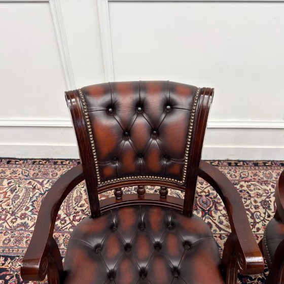 Set di sedie da ufficio Chesterfield inglesi Oxblood – Poltrone, Leather, Wood (photo 4 of 12)