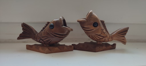 Paar antike, geschnitzte Zahnstocherhalter aus Holz in Fischform – tafelaccessoires, Wood