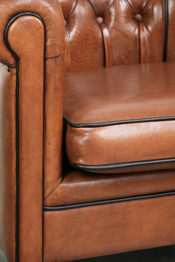 Image 1 of In goede staat verkerende schapenleren chesterfield clubfauteuil in Engelse stijl