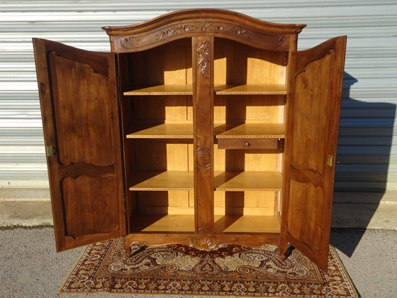 Image 1 of Armadio in noce massello in stile Luigi XV