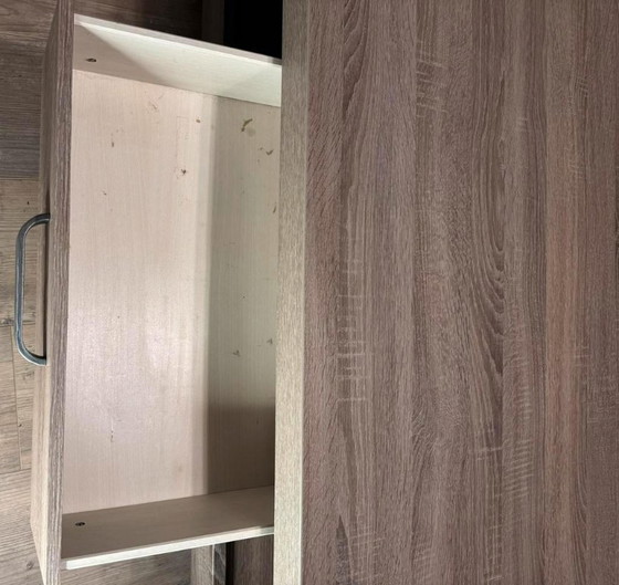 Image 1 of Table basse avec tiroir – aspect chêne