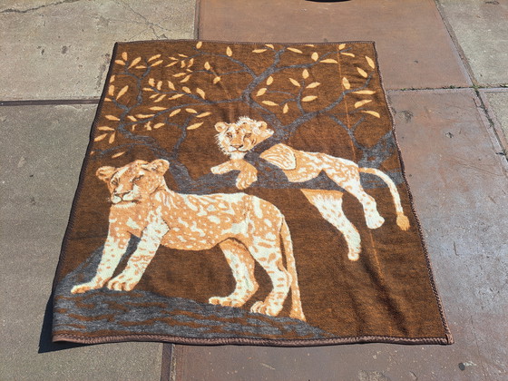 Image 1 of Vintage Deken Met Leeuwin en Welp – Safari Motief in Bruintinten