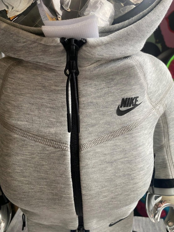 Image 1 of Bearbrick NIKE TECH FLEECE N98 1000% 70cm Edition 2023 ausverkauft MEDICOM