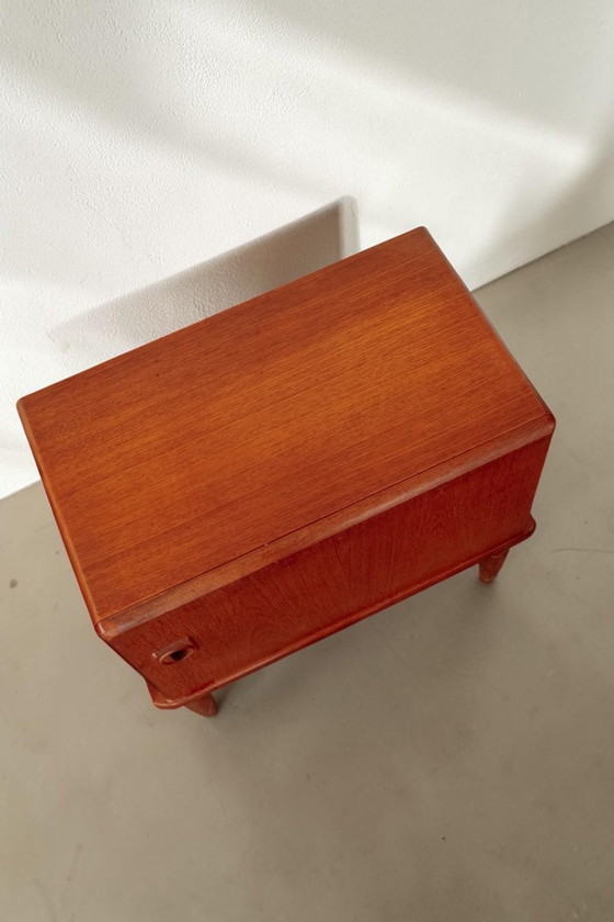 Par de mesitas de noche de teca de Top Form, década de 1960. – Wood (photo 5 of 11)