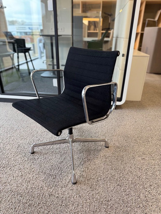 Image 1 of 4x Vitra EA108 Eames Hopsak en aluminium noir remis à neuf