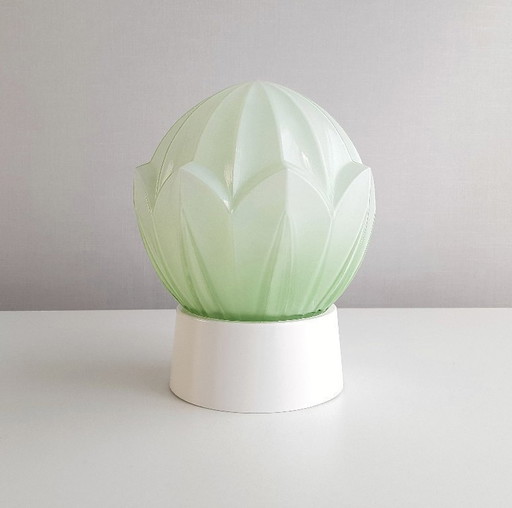 1 van 2 mintgroene glazen plafondlampen van Thabur in Den Haag, medium variant, art deco lamp glazen bol; NOG 2 BESCHIKBAAR