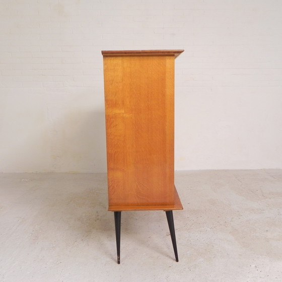 Image 1 of Secretaire met schuifdeuren op ranke poten, jaren 50