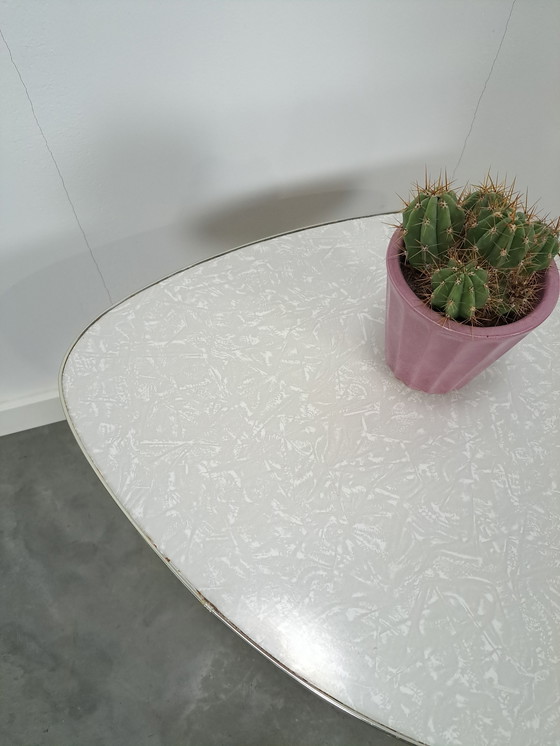 Image 1 of Tavolino alto con piano in formica grigio-bianco
