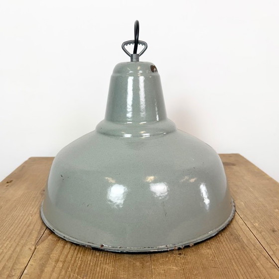 Lámpara colgante industrial de esmalte gris, década de 1960. – Lámparas colgantes, Iron (photo 11 of 17)