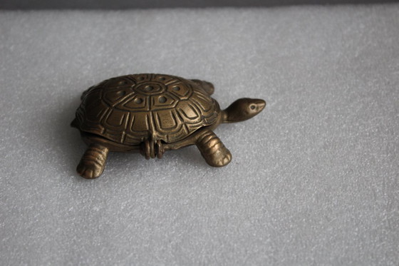 Image 1 of Boîte en laiton antique avec couvercle, boîte à effet écaille de tortue, tabatière, boîte à pilules, boîte à bijoux