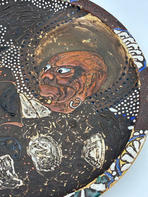 Grande piatto da parete in ceramica, personaggio satirico in rilievo, pezzo unico – Stoviglie (photo 4 of 5)