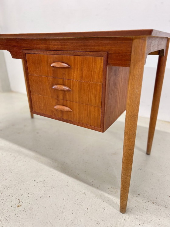 Image 1 of Dänischer Petite Teak-Schreibtisch, 1950er Jahre.