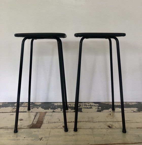 Image 1 of 2 sgabelli vintage in metallo nero con seduta in similpelle