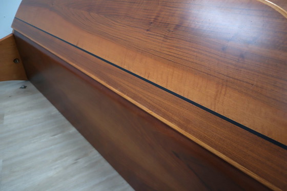 Image 1 of Italiaans bedframe uit de jaren 70 van gebogen walnotenhout met opbergruimte in het hoofdeinde.