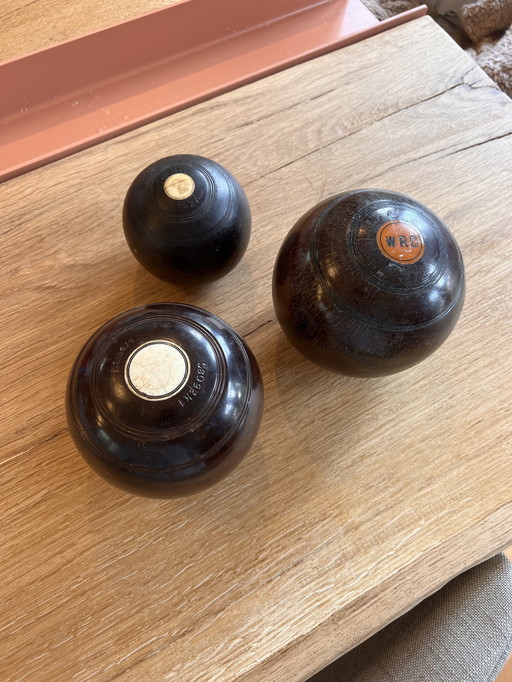3 boules de bowling en bois d'époque