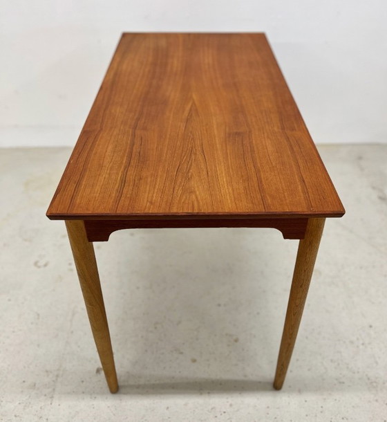 Image 1 of Dänischer Petite Teak-Schreibtisch, 1950er Jahre.