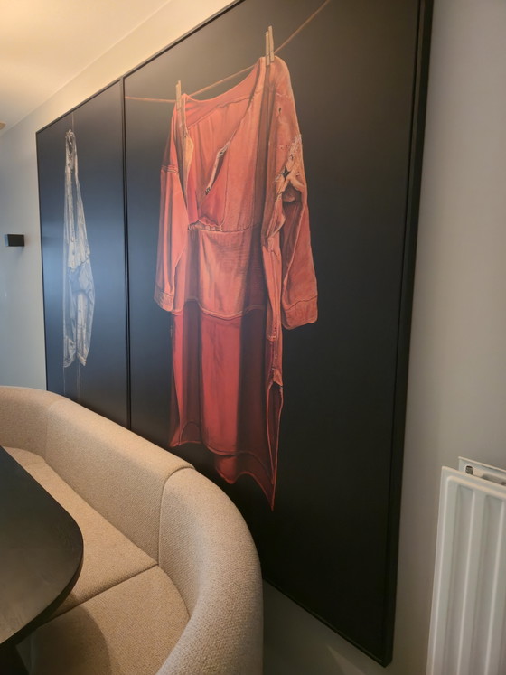 Jopie Huisman – “Red Bay Shirt” – Lienzo, 135 × 180 cm, con marco flotante negro. – Láminas artísticas, Wood (photo 3 of 5)