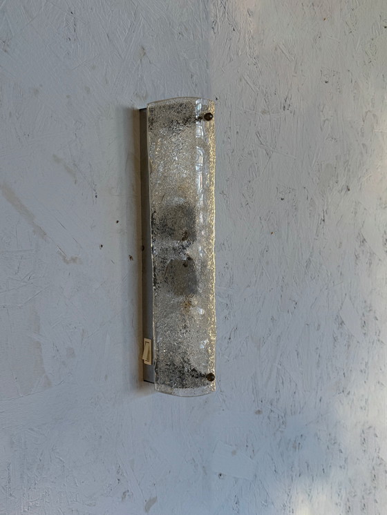 Image 1 of Grande lampada da parete in vetro ghiacciato testurizzato: eleganza brutalista di metà secolo