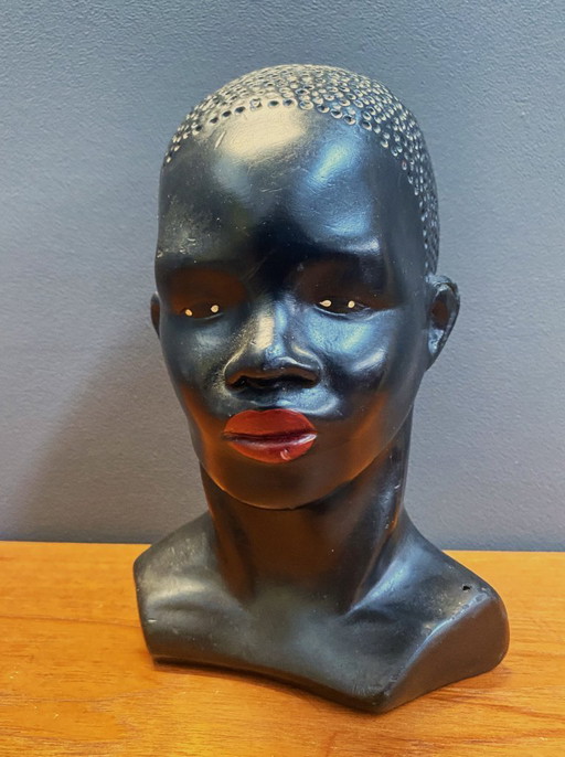 Keramische buste van een Afrikaanse man uit de jaren 1960.