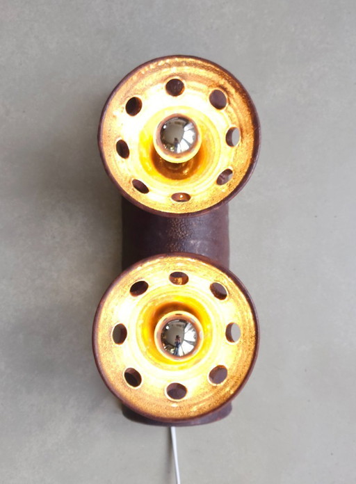 Bijzondere bruin-aubergine kleurige keramieken aardewerken vintage wandlamp, west germany fat lava stijl.