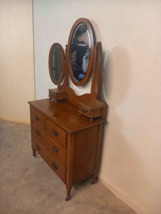 Image 1 of Coiffeuse avec miroirs taillés.