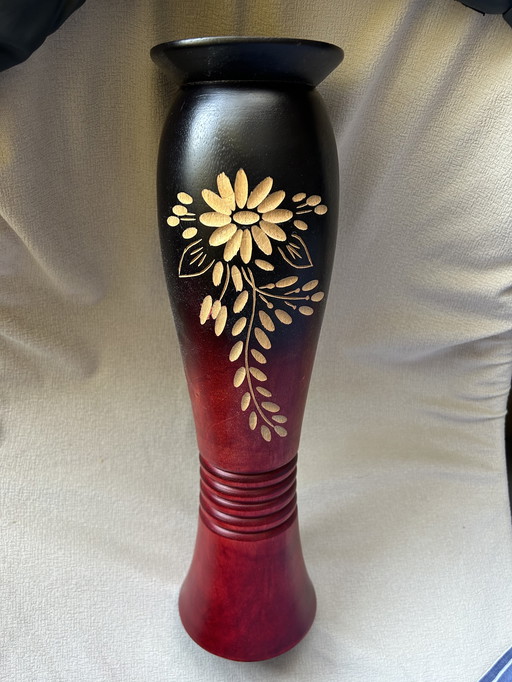 un vaso decorativo in legno di mango intagliato