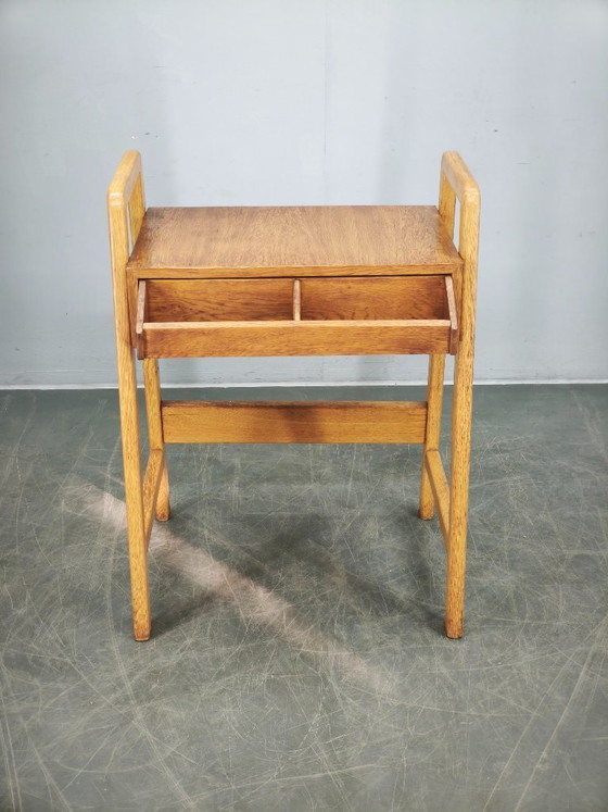 Image 1 of Table d'appoint en chêne tchèque des années 1960 avec tiroir de rangement intégré