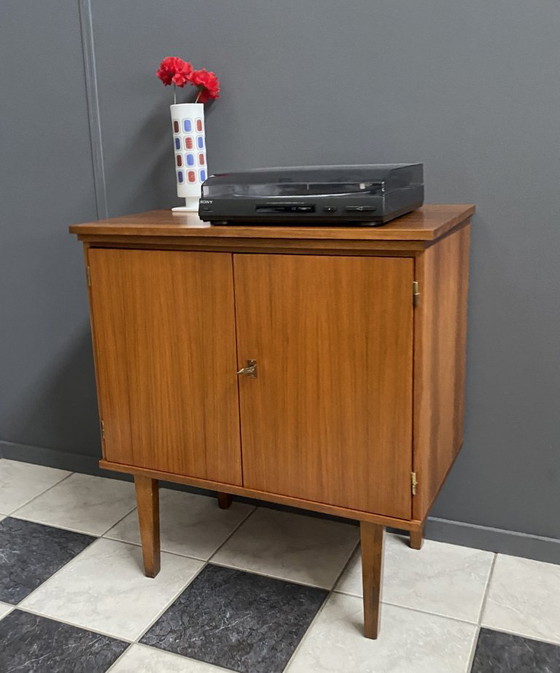 Image 1 of La parte superiore del giradischi/mobile audio può ruotare negli anni '60