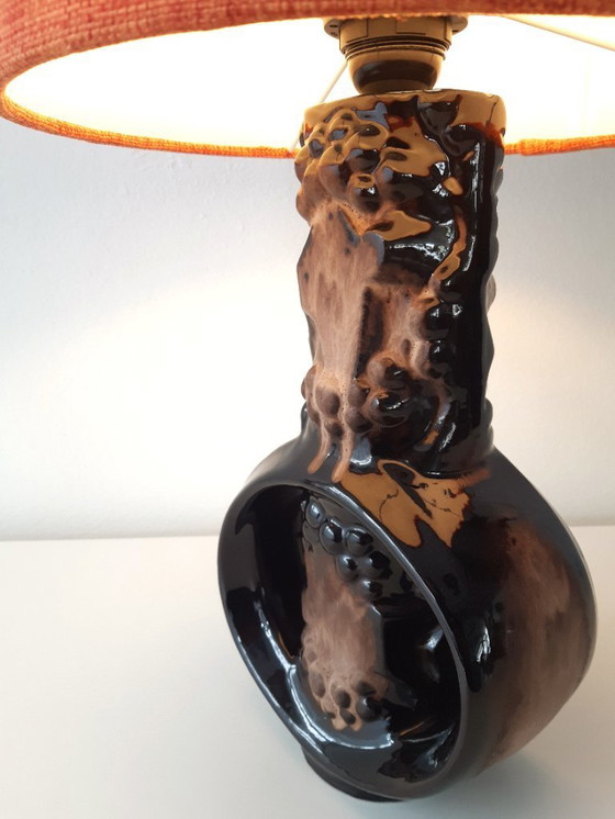 Image 1 of Base per lampada vintage in ceramica marrone scuro riccamente decorata degli anni '70 con un nuovo paralume fatto a mano; Fa