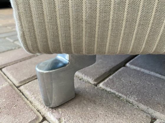 Image 1 of De stijlvolle Leolux Faya Lobi hoekbank in beige ribstof heeft een moderne, luxueuze uitstraling en biedt een ruime zithoek.