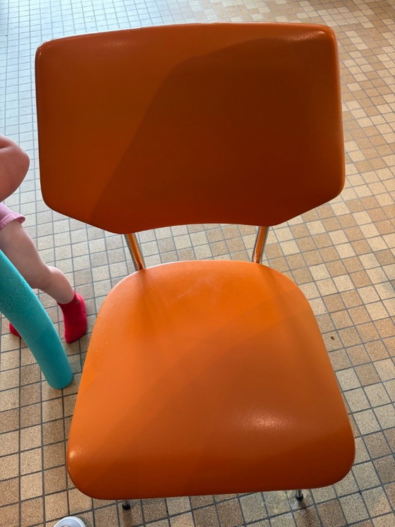 Image 1 of Ensemble de salle à manger vintage milieu du siècle – Table ronde et 4 chaises orange