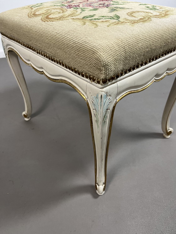 Image 1 of Tabouret ancien de style Louis XV, d'inspiration italienne ou française.