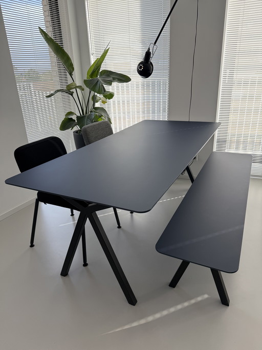 Studio HENK design eettafelset – HPL Blu Fes + Kvadrat stoelen