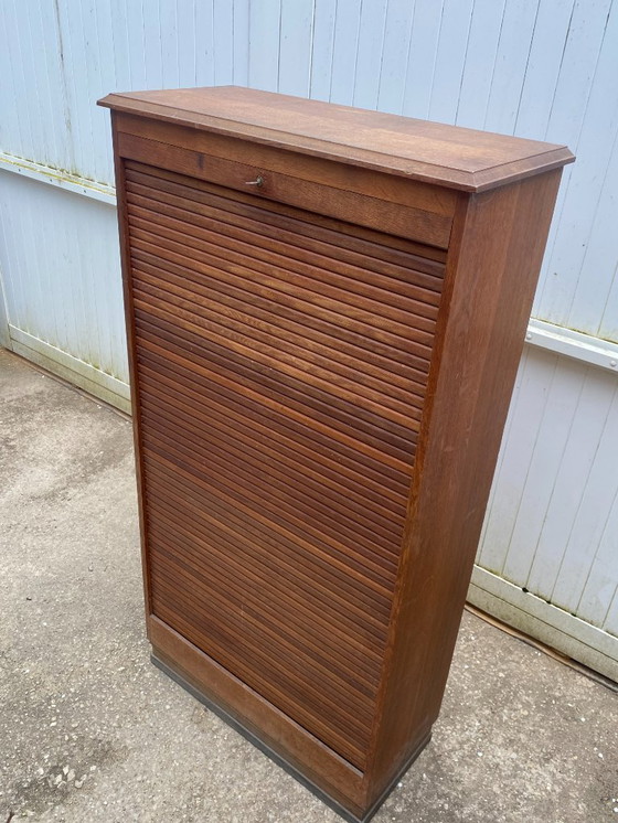 Image 1 of Archiefkast/kantoorkast met roldeksel uit de jaren 1950, gemaakt van eikenhout en fineer.