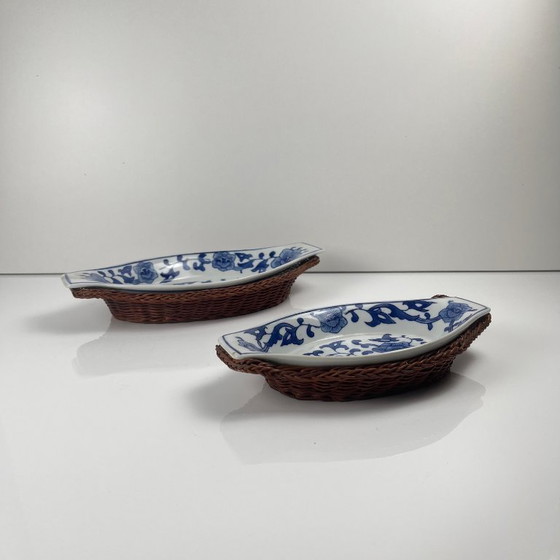 Image 1 of Set of 6 ceramic serving platters in white and blue floral pattern with woven wicker mount, 1970/80