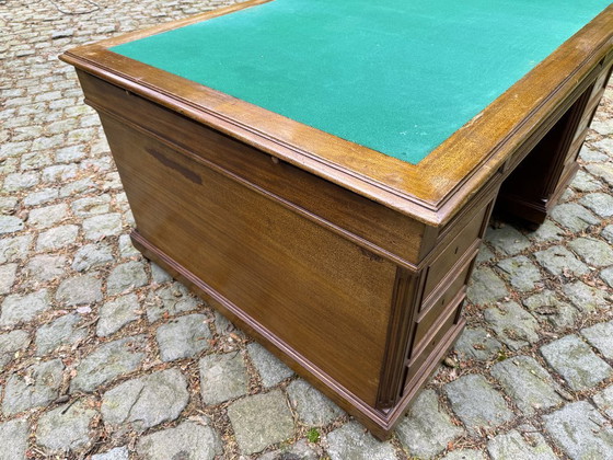 Image 1 of Scrivania da ministro/a per partner, 160x120 cm, mogano e rovere. 15 cassetti. Inglese.