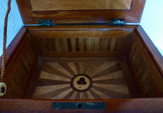 Image 1 of Una scatola di legno d'epoca con intarsi floreali