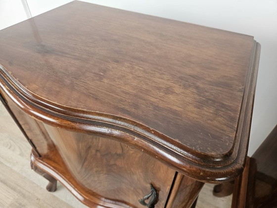 Image 1 of Mesitas de noche Chippendale con puertas curvas y patas talladas