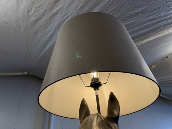 Moooi Horse Lamp – Zwart glasvezel | Front – Vloerlampen, Fiberglass, Polyester (photo 6 of 9)
