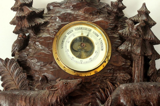 Image 1 of Sculpture ancienne des années 1930 - travail artisanal élaboré en relief sur bois avec baromètre