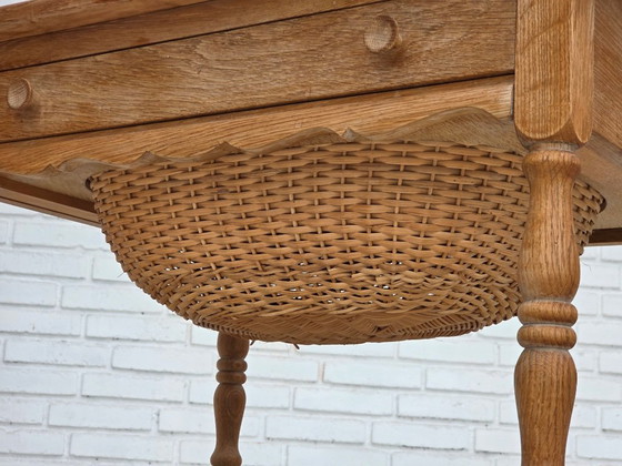 Anni '70, Tavolino scandinavo con cassetti, legno massello di rovere, rattan. – Tavolini (photo 3 of 21)