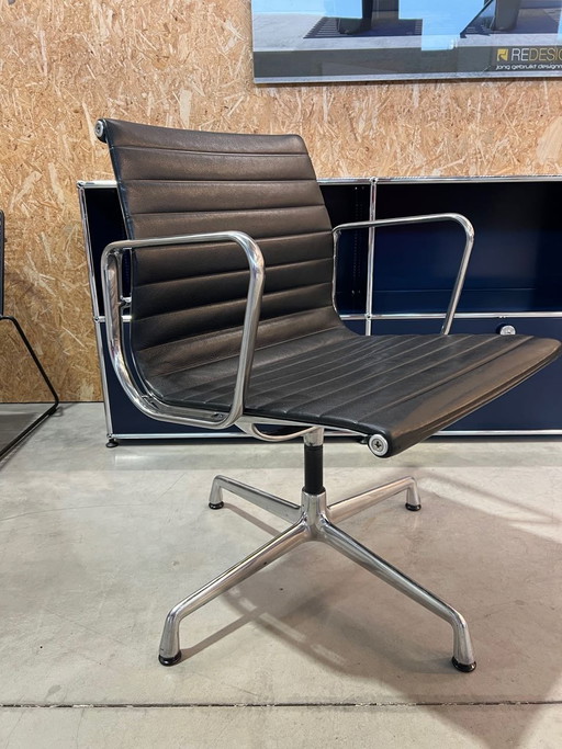 Vitra Eames Ea108 Lederen Stoel