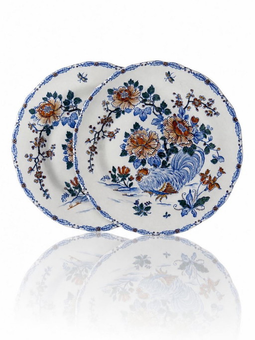 Par de platos antiguos de Gien, con el diseño "Gallo y Peonías", de loza, circa 1900.