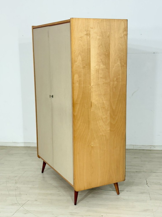 Image 1 of Een erg mooie vintage kledingkast/linnenkast uit de jaren 60.