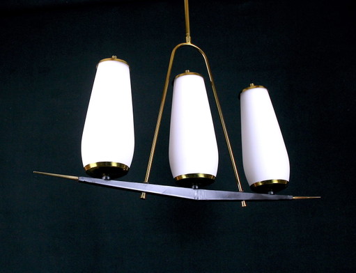 Maison Arlus, lampadario nero e ottone, tre alti lampadari bianchi opalini, Francia, metà secolo