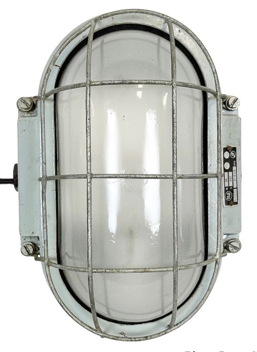 Applique industriale in alluminio pressofuso con vetro opalino di Elektrosvit, anni '70