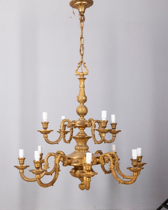 Lampadario classico a 12 luci in bronzo dorato della metà del XX secolo (photo 2 of 15)